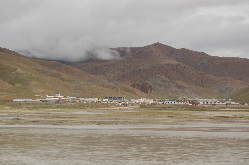 Gesamtansicht von Saga vom südlichen Ufer des Yarlung Tsangpo (2007) Gesamtansicht von Saga vom südlichen Ufer des Yarlung Tsangpo (2007)