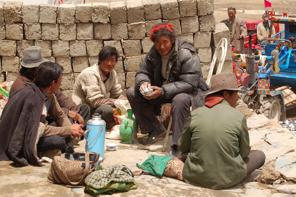 Tibetische Wanderarbeiter auf der Rückreise nach Sakya rasten in Sangsang (2007) Tibetische Wanderarbeiter auf der Rückreise nach Sakya rasten in Sangsang (2007)