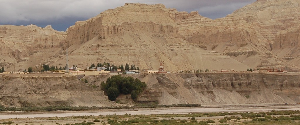 Der Ort Tsada mit dem Kloster Tholing (rechts) vom Nordufer des Sutlej aus photographiert Der Ort Tsada mit dem Kloster Tholing (rechts) vom Nordufer des Sutlej aus photographiert