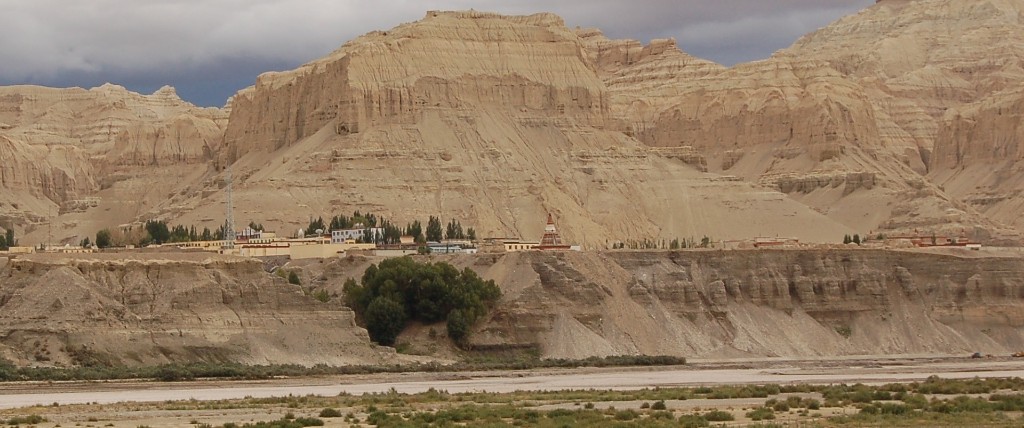 Der Ort Tsada mit dem Kloster Tholing (rechts) vom Nordufer des Sutlej aus photographiert